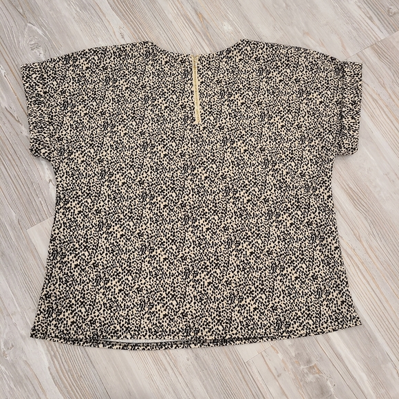 Melloday Animal Print Short Sleeved Blouse Size Medium 1/4 Zip Back - Picture 2 of 7